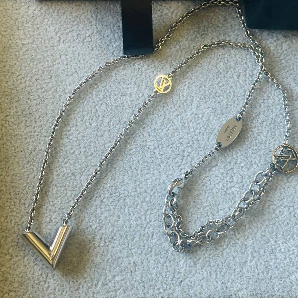 🌸Louis Vuitton Silver Essential V Supple Necklace🌸